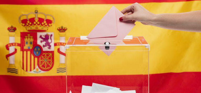persona-poniendo-sobre-cuadro-votacion-fondo-bandera-espanola